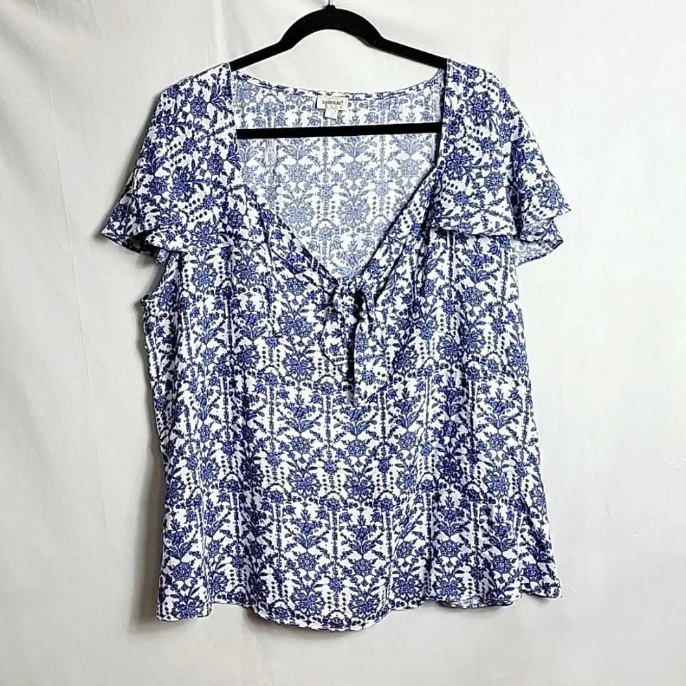 💙5/$20💙 AVENUE.. blue and white top..